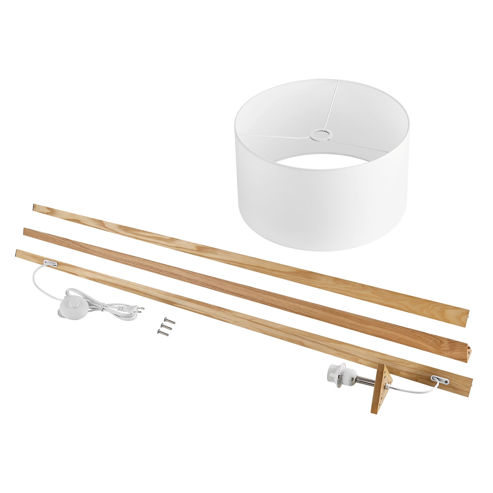 Einzelteile einer Stehleuchte, bestehend aus einem weißen Lampenschirm, drei Holzstangen, einem Kabel mit Schalter und Schrauben, aus der Vogelperspektive.