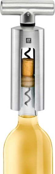 Moderner Korkenzieher aus Edelstahl in Nahaufnahme, der auf einer Weinflasche platziert ist.