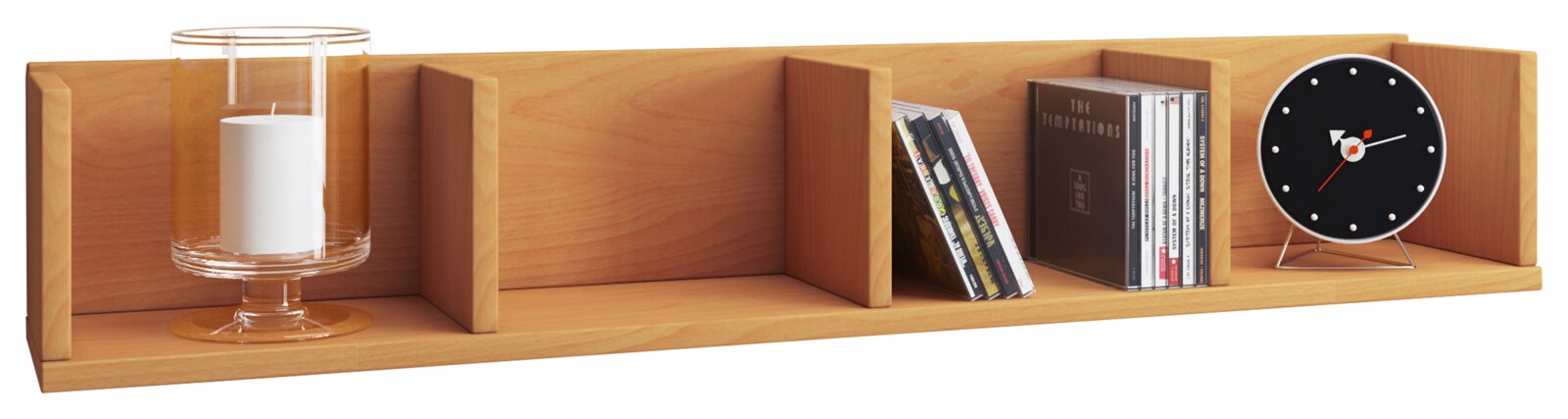 Langes Wandregal aus hellem Holz mit Rückwand und mehreren Trennwänden, in Frontalansicht links ein Glas-Windlicht mit Kerze, rechts Bücher/CDs und eine runde schwarze Tischuhr.