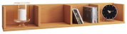 Langes Wandregal aus hellem Holz mit Rückwand und mehreren Trennwänden, in Frontalansicht; links ein Glas-Windlicht mit Kerze, rechts Bücher/CDs und eine runde schwarze Tischuhr.