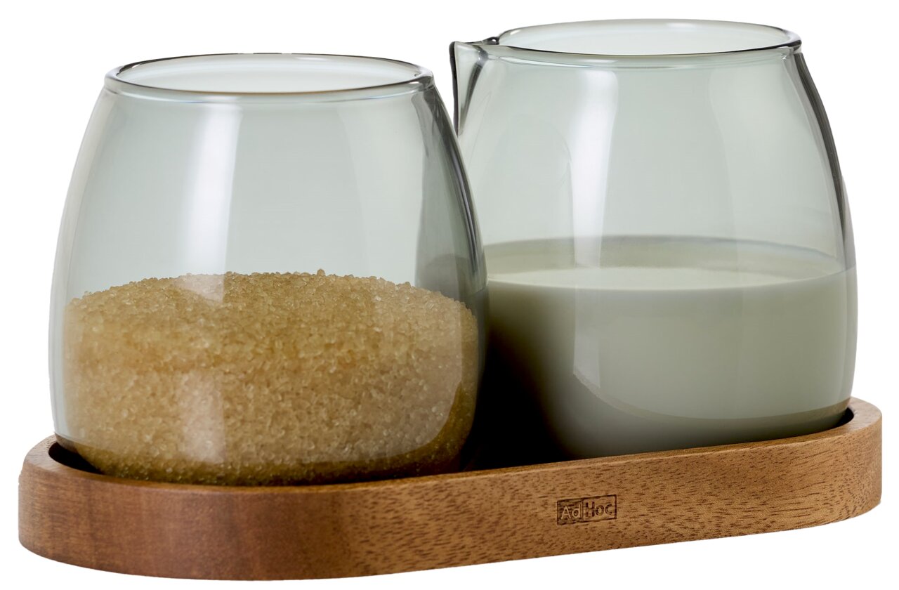 Ad Hoc Milch- und Zuckerglas 3-tlg. YUNA Milch- und Zucker Set Yuna auf einem Holztablett, seitliche Perspektive