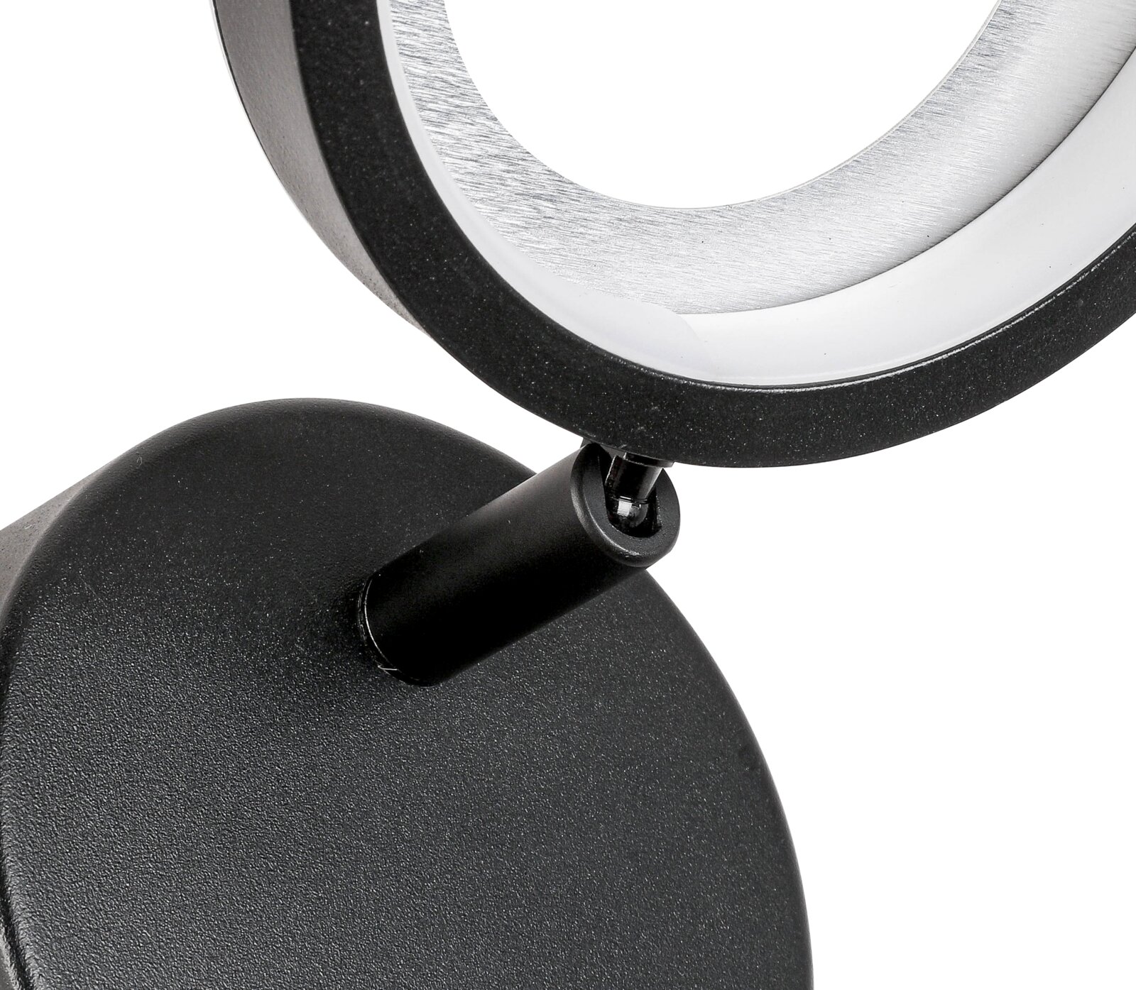 Nahaufnahme eines schwarzen LED-Strahlers mit rundem Kopf und verstellbarem Gelenk, seitliche Perspektive