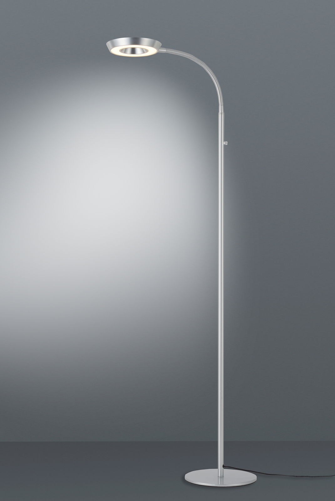 Elegante LED-Steh- und Leseleuchte in silberner Farbe, seitliche Perspektive
