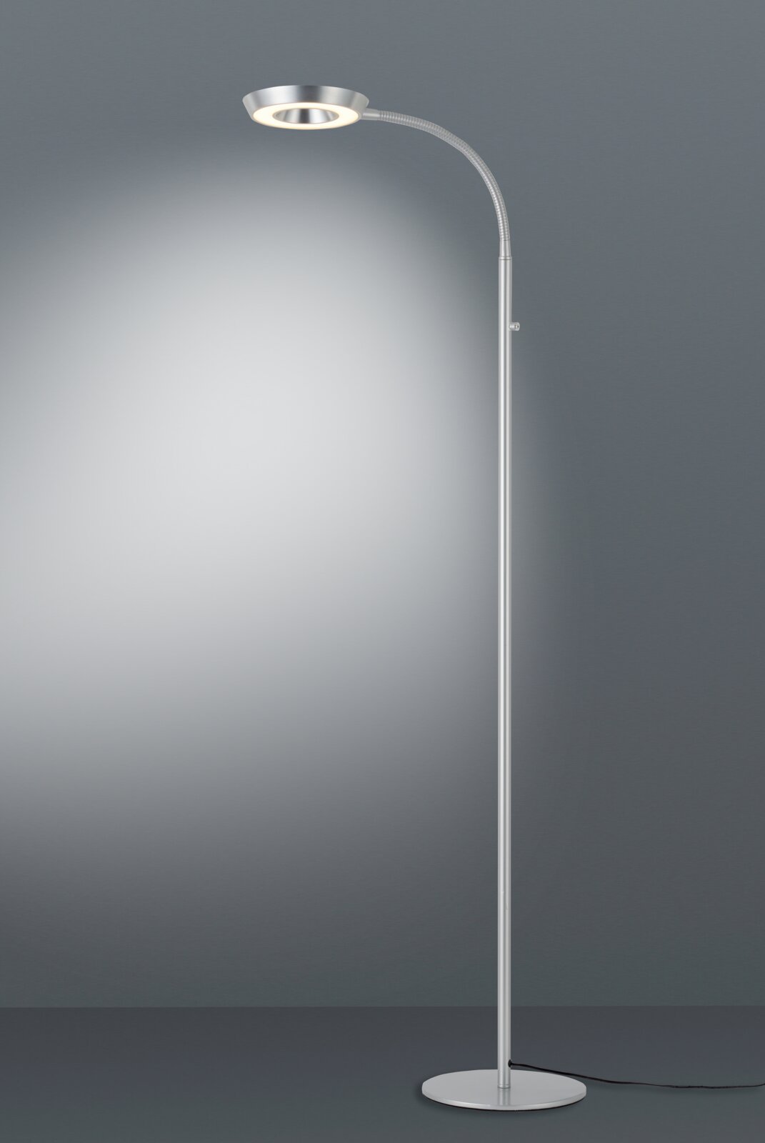 Elegante LED-Steh- und Leseleuchte in silberner Farbe, seitliche Perspektive