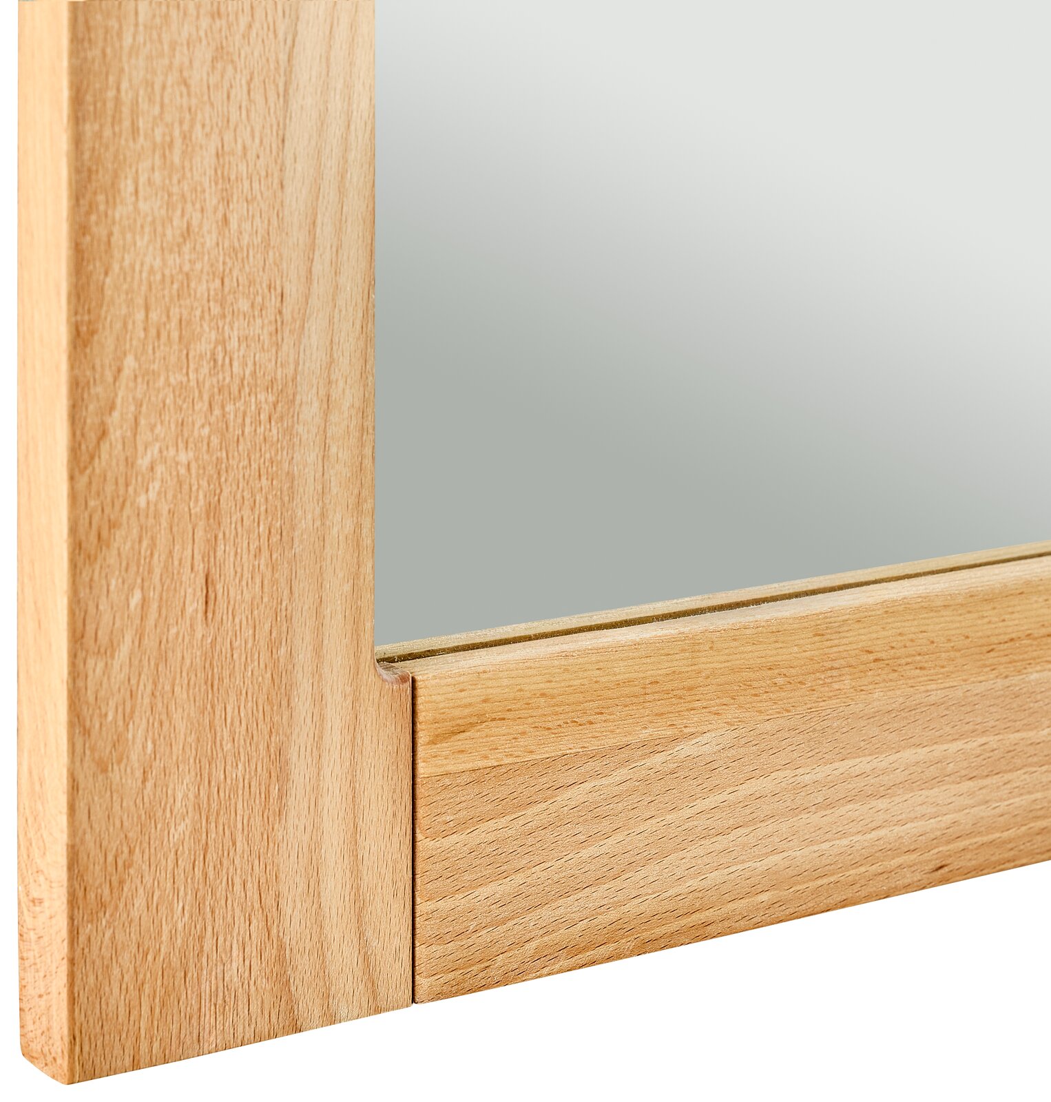 Nahaufnahme eines Spiegels mit einem Rahmen aus hellem Holz, perspektivisch von der Seite aufgenommen.