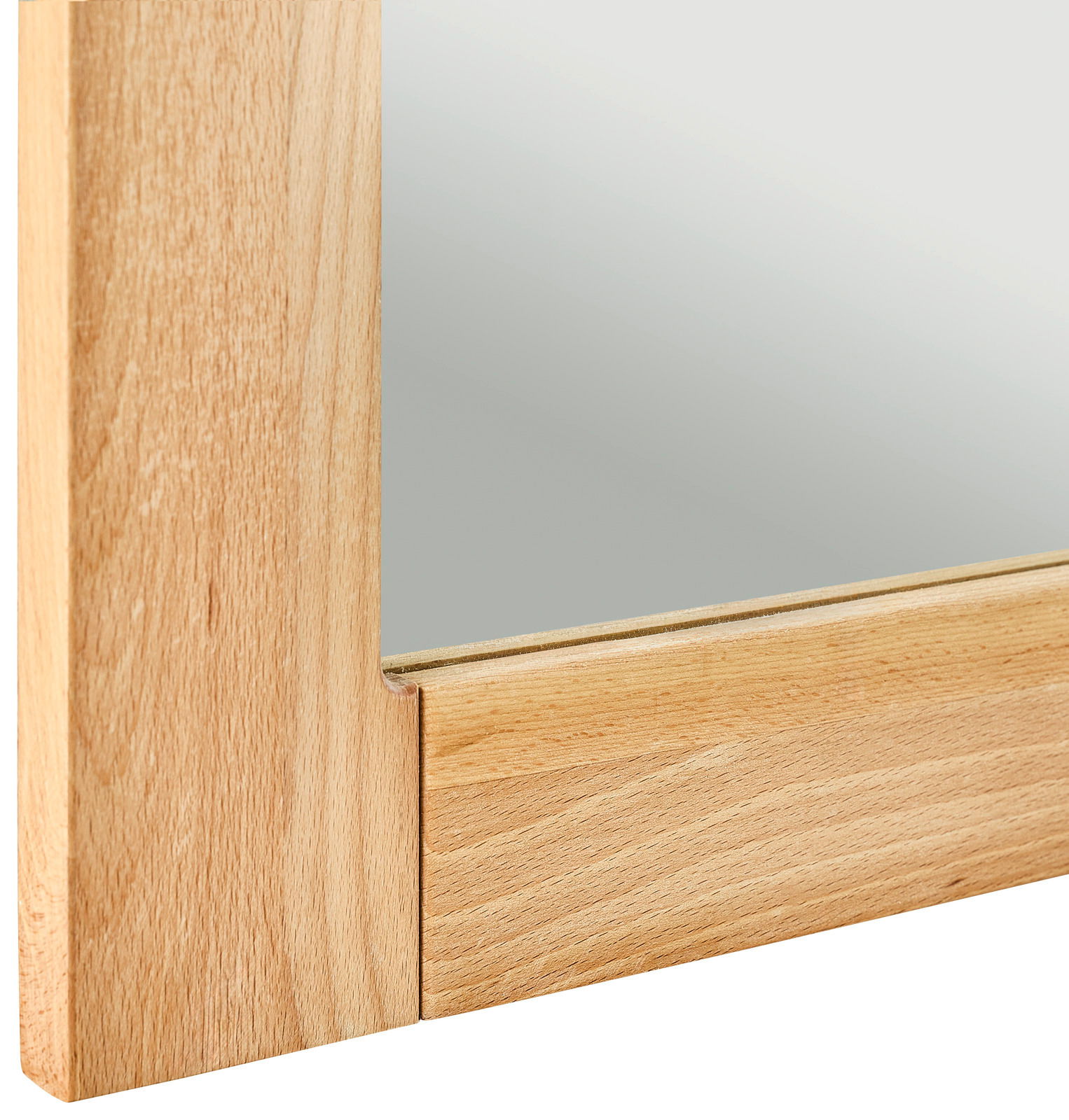 Nahaufnahme eines Spiegels mit einem Rahmen aus hellem Holz, perspektivisch von der Seite aufgenommen.