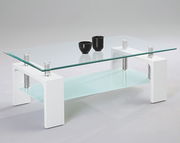 Moderner Couchtisch mit Glasplatte und weißem Gestell, seitliche Perspektive