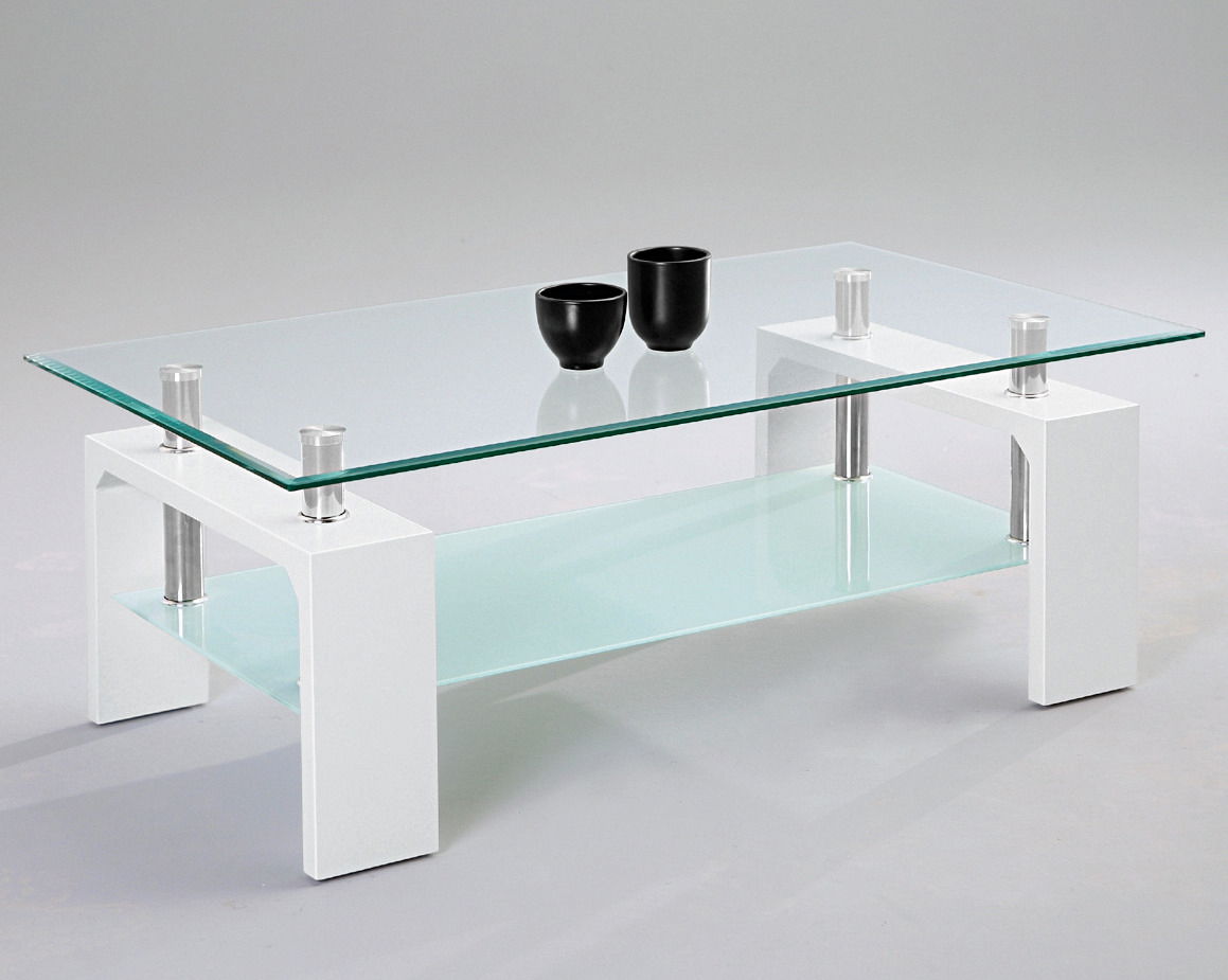 Moderner Couchtisch mit Glasplatte und weißem Gestell, seitliche Perspektive
