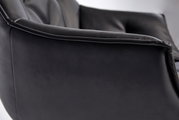Nahaufnahme eines schwarzen Bürostuhls aus Leder, seitliche Perspektive