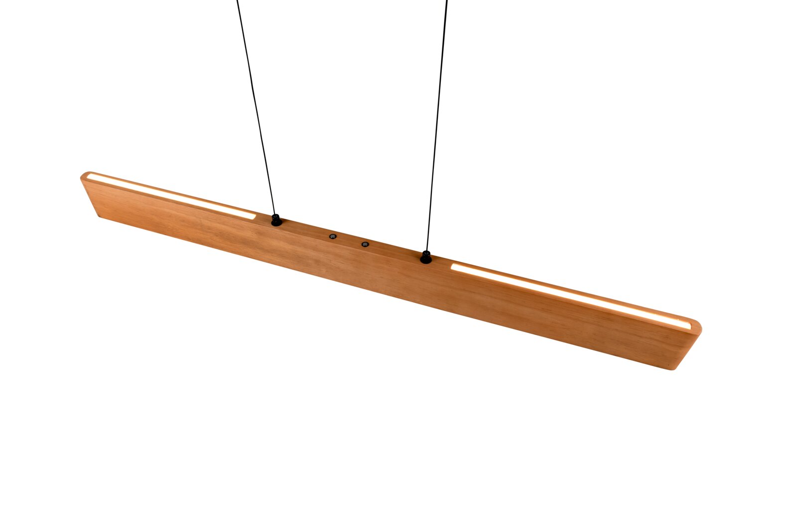 Moderne houten hanglamp in schuin bovenaanzicht, met twee ophangkabels.
