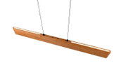 Moderne houten hanglamp in schuin bovenaanzicht, met twee ophangkabels.