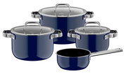 Vierdelige pannenset in blauw met roestvrijstalen handgrepen en deksels, gefotografeerd vanaf de voorkant.