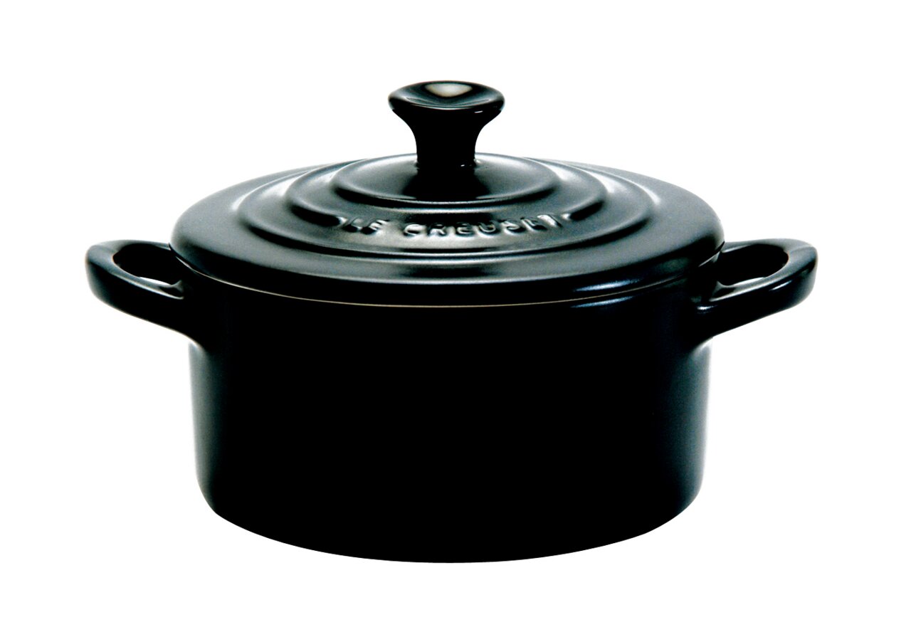 Schwarze Mini-Cocotte aus Gusseisen mit Deckel und seitlichen Griffen, seitliche Perspektive