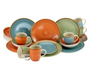 Buntes Keramik-Geschirrset mit Tellern, Schalen und Tassen in Blau, Grün und Orange mit Spiralstruktur und braunem Rand, freigestellt auf Weiß, perspektivisch in leichter Frontansicht