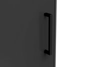 Nahaufnahme eines schwarzen Griffs an einer dunklen Schranktür, seitliche Perspektive