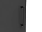 Nahaufnahme eines schwarzen Griffs an einer dunklen Schranktür, seitliche Perspektive