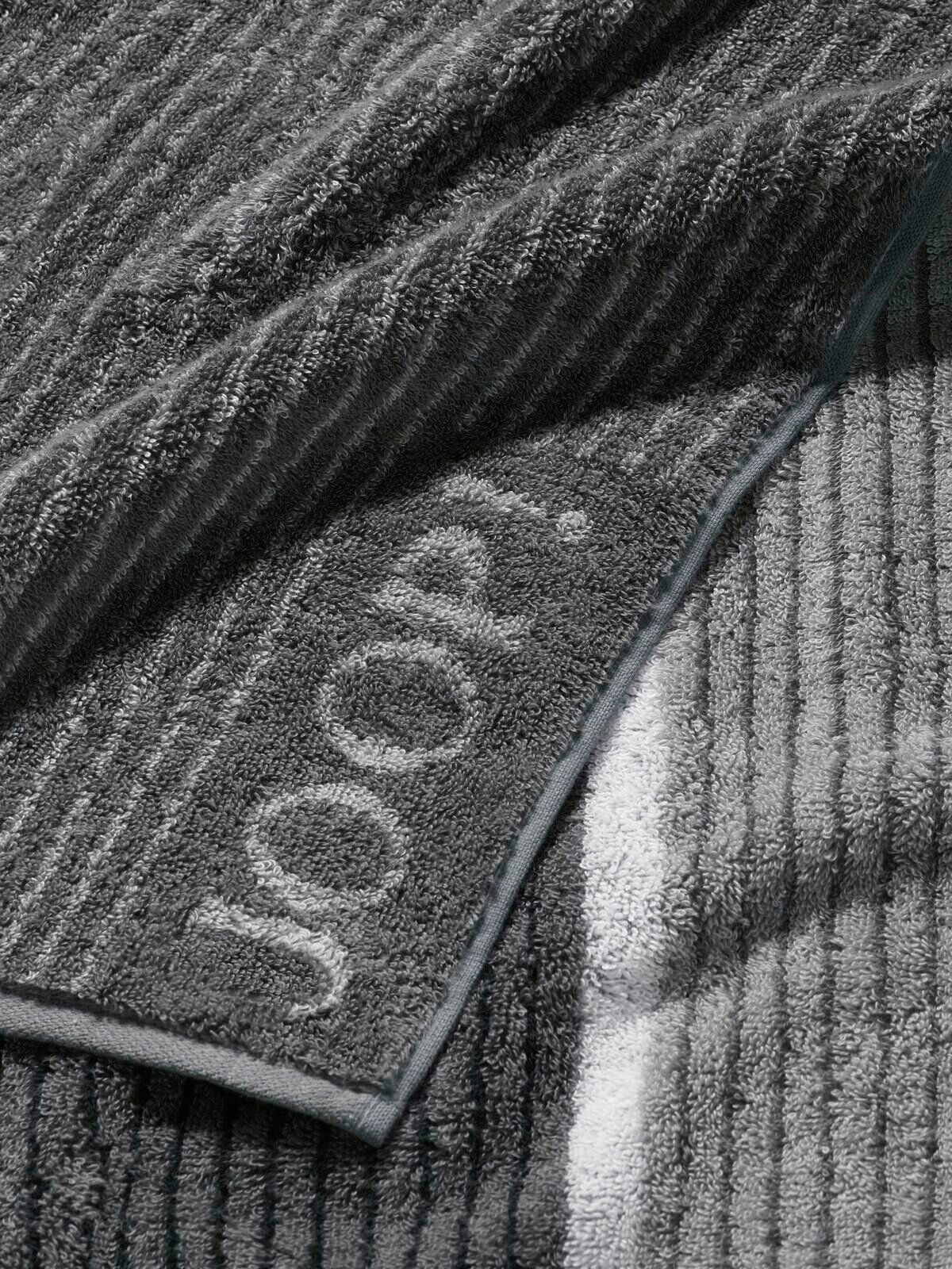 JOOP! Duschtuch SIGNATURE Graues Duschtuch mit eingewebtem Logo, Nahaufnahme der Textur und Kante.