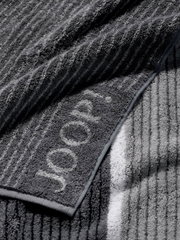 Grijze douchehanddoek met ingeweven logo, close-up van de textuur en de rand.