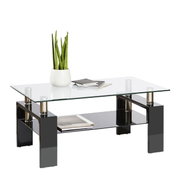 Moderner Couchtisch mit Glasplatte und schwarzem Gestell, seitliche Perspektive