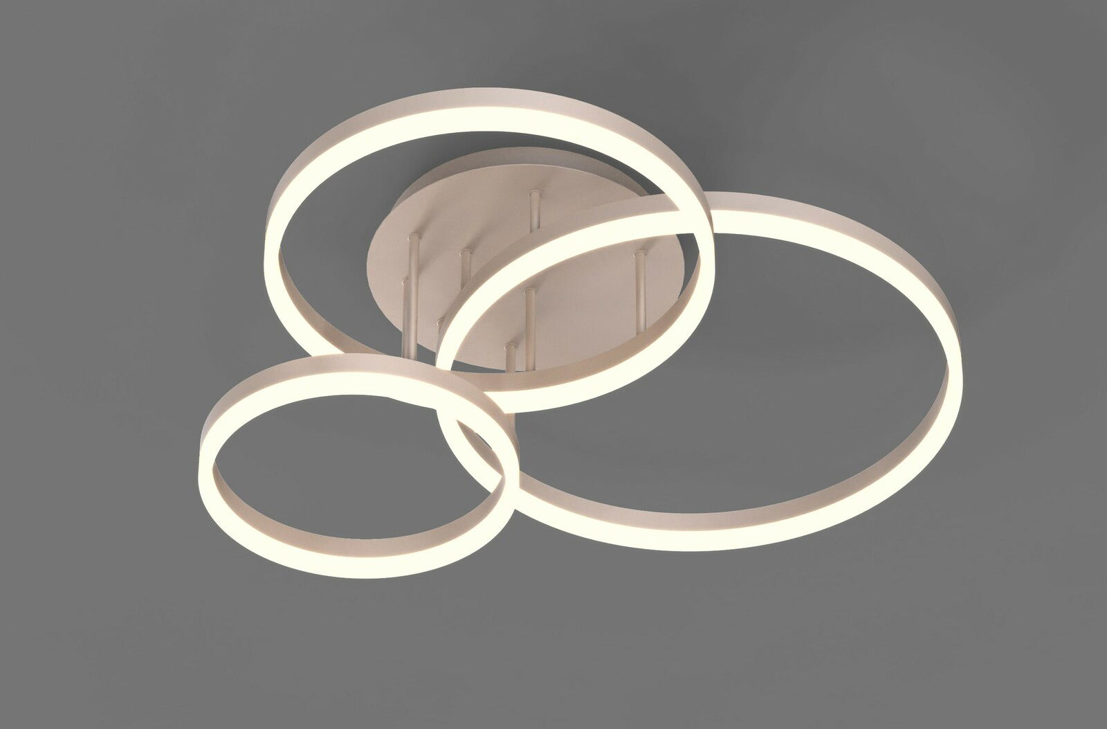 Geeti LED-Deckenleuchte RAVELLO Moderne LED-Deckenleuchte mit drei ineinander verschlungenen Ringen, seitliche Perspektive.