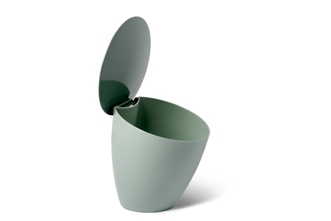 Grüner Bio-Abfallbehälter mit geöffnetem Deckel, seitliche Perspektive