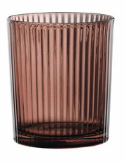 Nahaufnahme eines gerippten, transparenten Bechers in einem warmen Braunton.