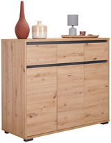 Holz-Sideboard der Serie LINE von BOXXX mit drei Türen, dekoriert mit Vasen und einer Lampe, seitliche Perspektive
