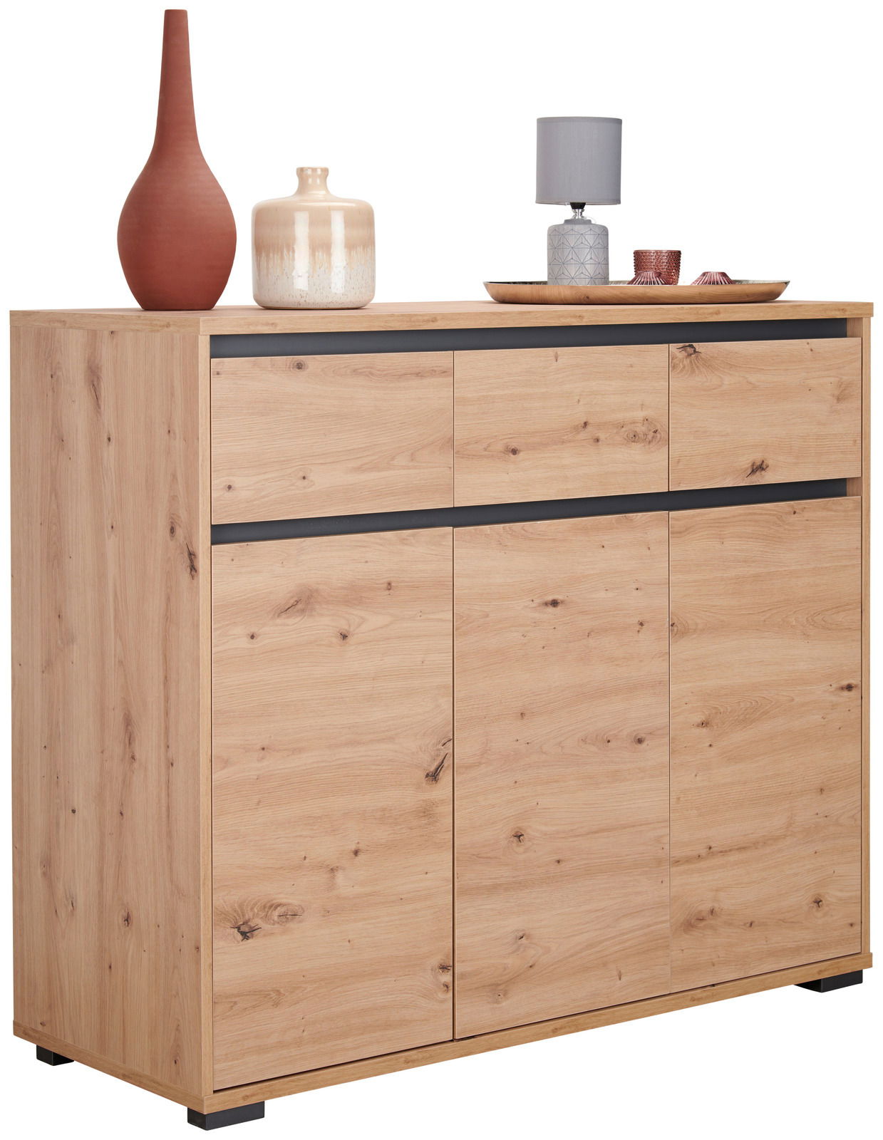 Holz-Sideboard der Serie LINE von BOXXX mit drei Türen, dekoriert mit Vasen und einer Lampe, seitliche Perspektive