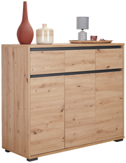 Holz-Sideboard der Serie LINE von BOXXX mit drei Türen, dekoriert mit Vasen und einer Lampe, seitliche Perspektive