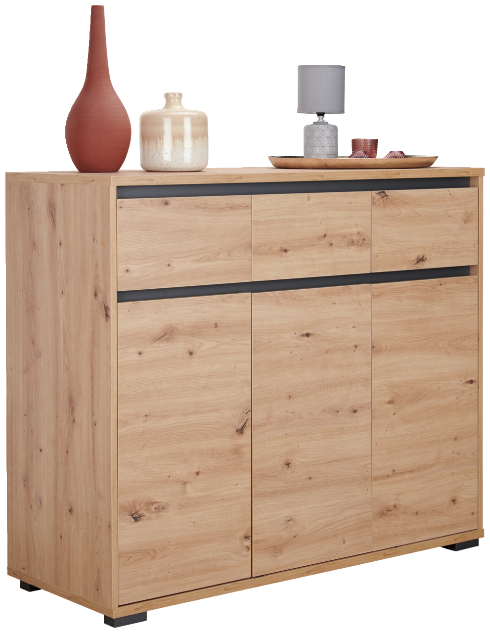 Holz-Sideboard der Serie LINE von BOXXX mit drei Türen, dekoriert mit Vasen und einer Lampe, seitliche Perspektive