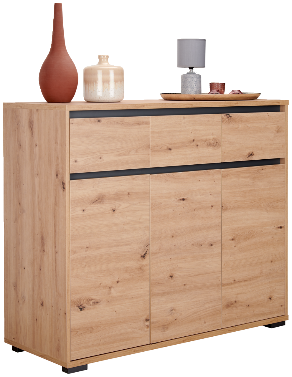 Holz-Sideboard der Serie LINE von BOXXX mit drei Türen, dekoriert mit Vasen und einer Lampe, seitliche Perspektive