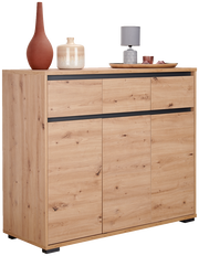 Holz-Sideboard der Serie LINE von BOXXX mit drei Türen, dekoriert mit Vasen und einer Lampe, seitliche Perspektive