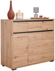 Holz-Sideboard der Serie LINE von BOXXX mit drei Türen, dekoriert mit Vasen und einer Lampe, seitliche Perspektive