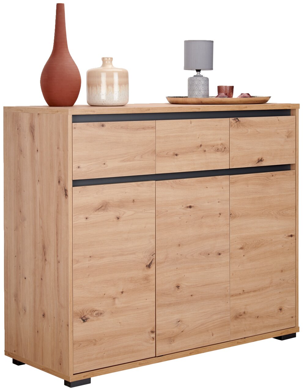 Holz-Sideboard der Serie LINE von BOXXX mit drei Türen, dekoriert mit Vasen und einer Lampe, seitliche Perspektive