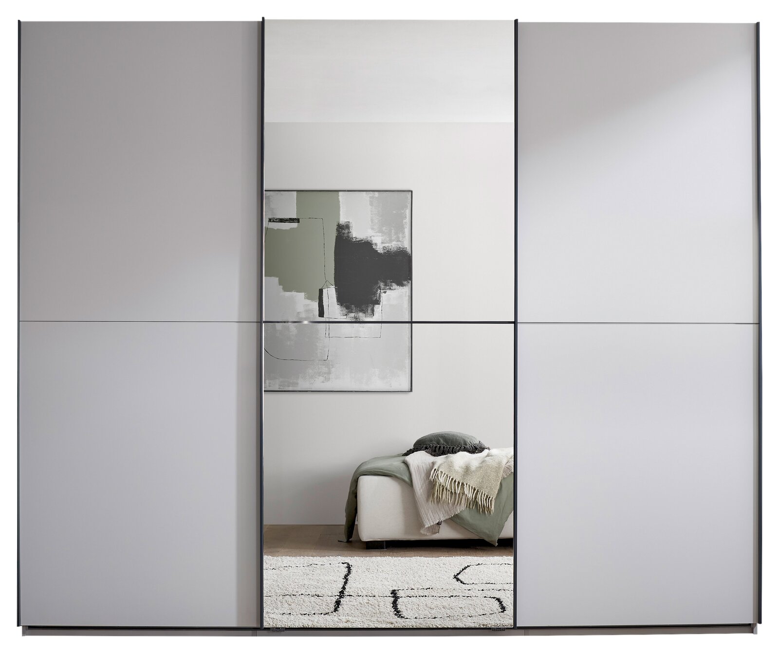 Moderner Kleiderschrank mit drei Schiebetüren in Grau, mittlere Tür als Spiegel; Frontansicht, Spiegel zeigt Schlafzimmer mit Bett und abstraktem Bild.