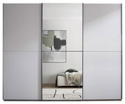 Moderner Kleiderschrank mit drei Schiebetüren in Grau, mittlere Tür als Spiegel; Frontansicht, Spiegel zeigt Schlafzimmer mit Bett und abstraktem Bild.