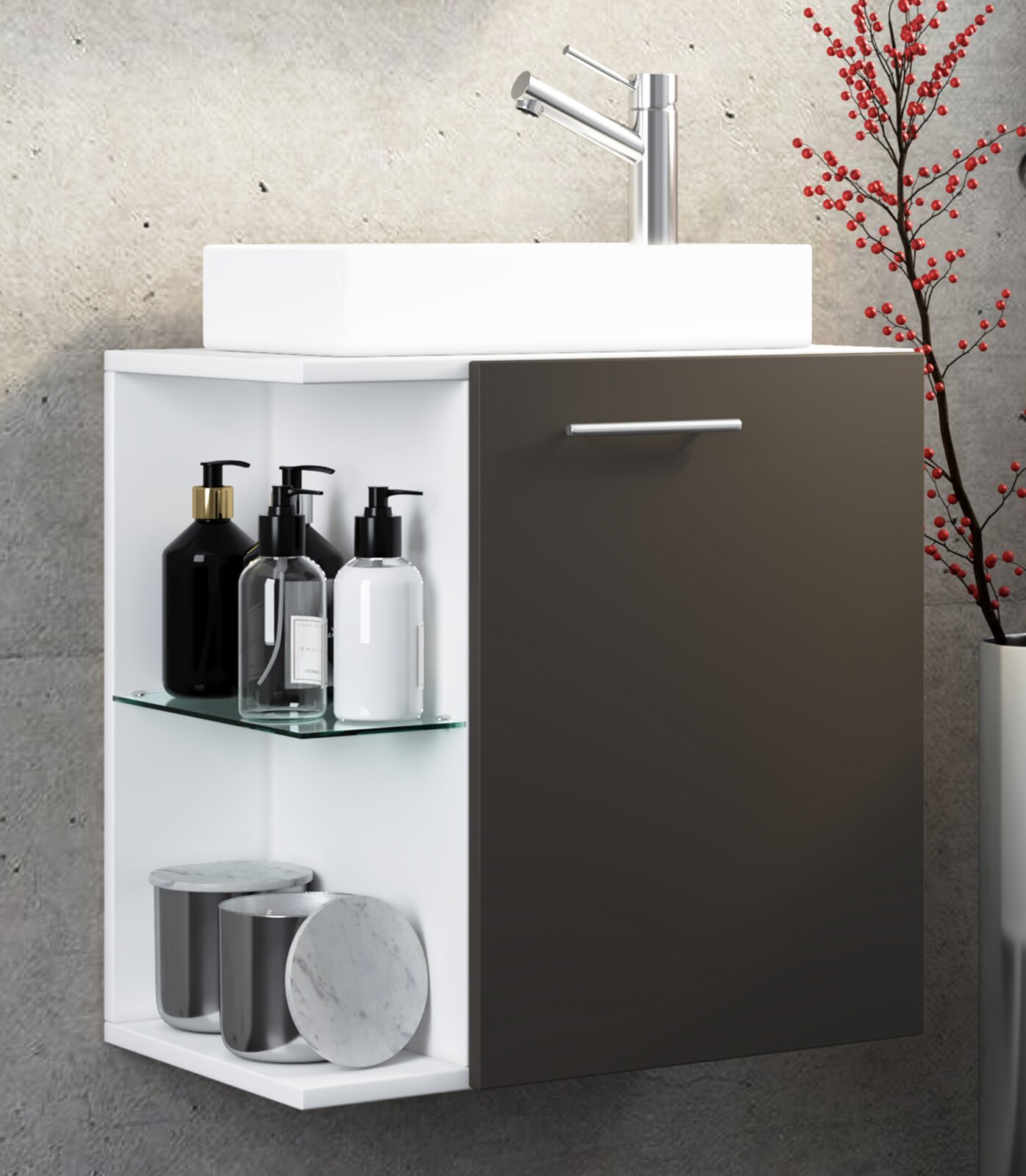 Modernes wandhängendes Badezimmer-Waschtischmöbel mit weißem Aufsatzwaschbecken, chromfarbener Armatur, grauer Schranktür und offenem Regal mit Glasboden; Frontansicht leicht seitlich von links.