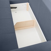 Aufsicht auf den geöffneten Stauraumkasten eines dunkelblauen Polstersofas mit weißem Innenraum, Holzstrebe und Metallbeschlag