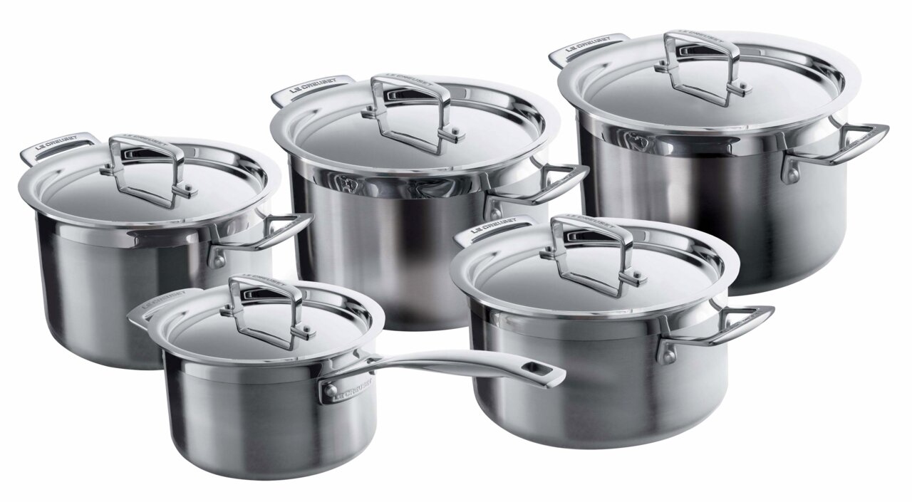 LE CREUSET Topfset 5-tlg. 3-PLY Topfset 3-ply 5-tlg. aus Edelstahl, bestehend aus fünf Töpfen mit Deckeln, in einer leicht erhöhten Perspektive fotografiert.