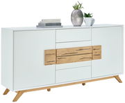 Weißes Sideboard mit Holzdetails und Dekorationen, seitliche Perspektive