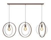 Moderne drievoudige hanglamp met warm brandende filamentlampen en decoratieve ringen in taupe en wit, recht van voren afgebeeld.