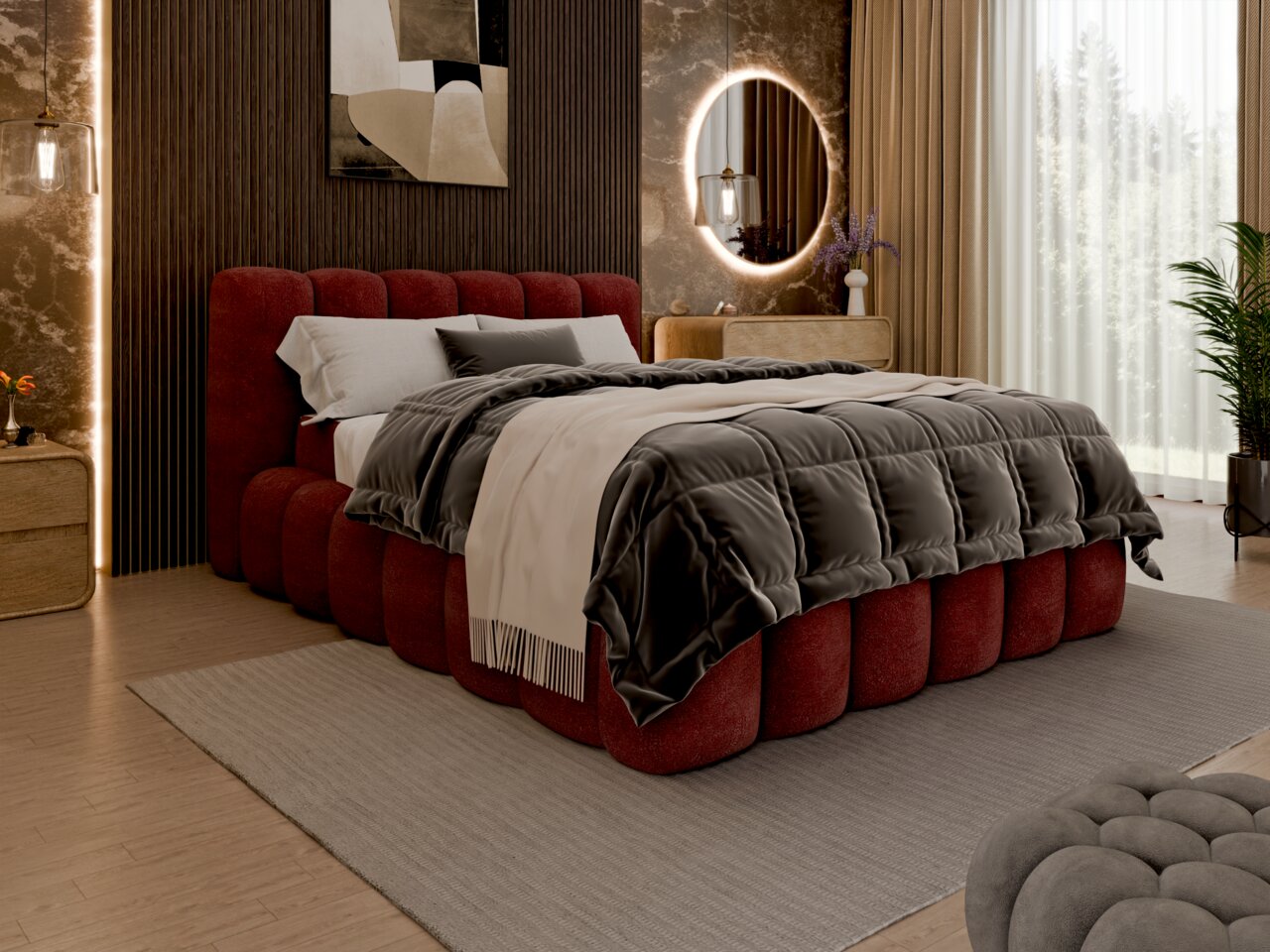 Novel Polsterbettgestell inkl. LR NOBO Polsterbettgestell in einem modernen Schlafzimmer, seitliche Perspektive. Das Bett hat ein rotes, gepolstertes Kopfteil und ist mit einer grauen Decke und weißen Kissen dekoriert. Im Hintergrund sind ein runder Spiegel, ein Nachttisch und Vorhänge zu sehe