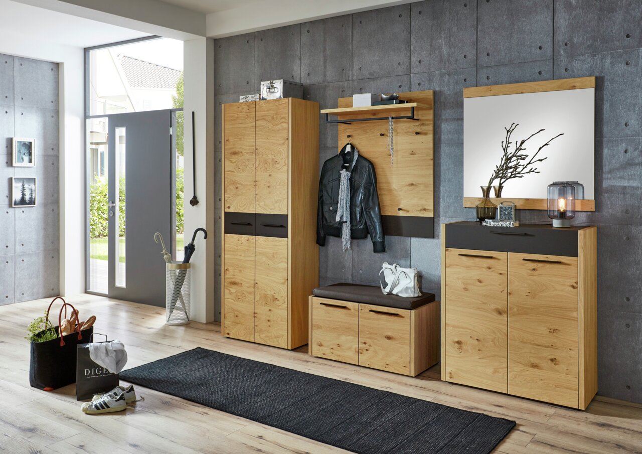 Moderner Eingangsbereich mit Holzschränken und Sitzkissen, von vorne betrachtet.