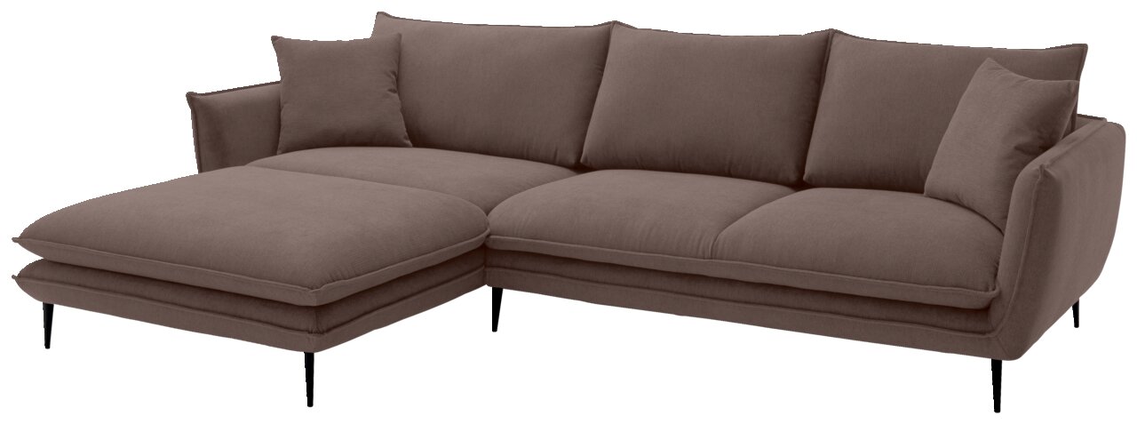 Braunes Stoff-Ecksofa mit linksseitiger Ottomane/Chaiselongue, drei großen Rückenkissen und zwei Zierkissen auf schwarzen Metallfüßen, freigestellt, Ansicht schräg von vorn