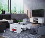 Moderner weißer Couchtisch mit Schublade und offenen Ablagen im Wohnzimmer, leicht schräg von vorn in Augenhöhe fotografiert