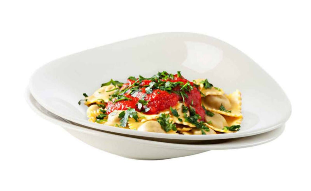 Villeroy & Boch Pastateller Set 2-tlg. VAPIANO Zwei weiße Pastateller übereinander gestapelt, gefüllt mit Ravioli und Tomatensauce, aus seitlicher Perspektive.