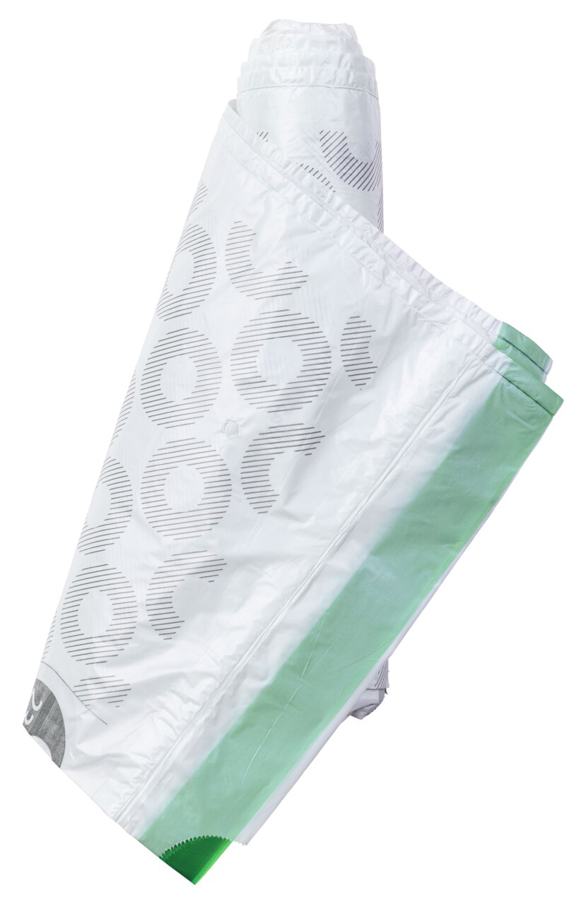 Rolle von weißen Müllbeuteln mit grünem Rand, aus seitlicher Perspektive fotografiert