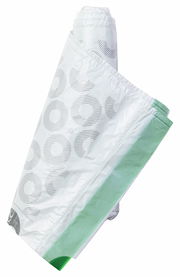 Rolle von weißen Müllbeuteln mit grünem Rand, aus seitlicher Perspektive fotografiert