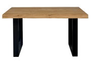 Massieve eettafel met een natuurkleurig houten blad en zwarte metalen poten, vooraanzicht op een witte achtergrond