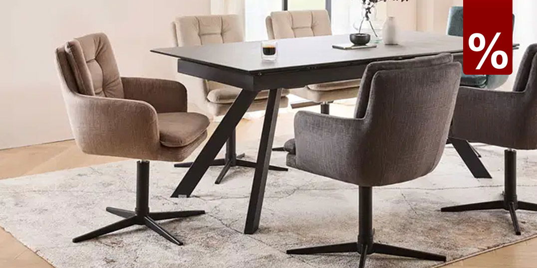 Moderner Essbereich mit Polsterstühlen in Beige und Grau um einen schwarzen Tisch auf hellem Teppich